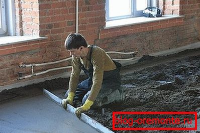 Punjenje poda betonom u privatnoj kući je odgovorna, ali ostvariva stvar.