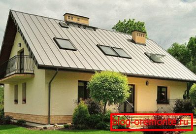 Kuća s dvukhskatnoy mansard krovom