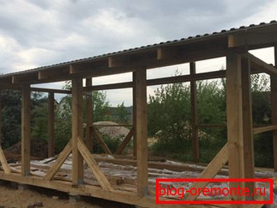 Pergola odnoskatnoy krov od ondulin
