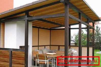 Sjenica s lean-to krov drva