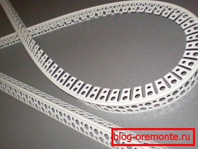 Perforirani plastični uglavljeni kutak