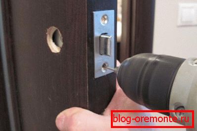Kako umetnuti bravu u unutarnja vrata: proces