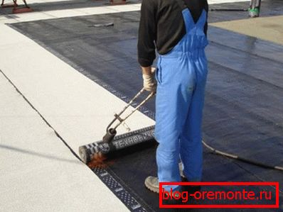 Popločavanje novog pokrova nakon demontaže stare