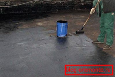 Primjena bitumenskog premaza na površini krova