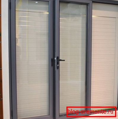 GOST: montaža aluminijskih vrata u ustanovu