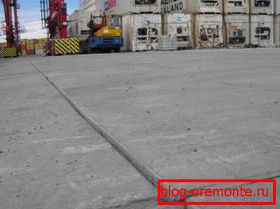 Betonska platforma je podijeljena na kvadratne sekcije. Betonska platforma je podijeljena na kvadratne sekcije.