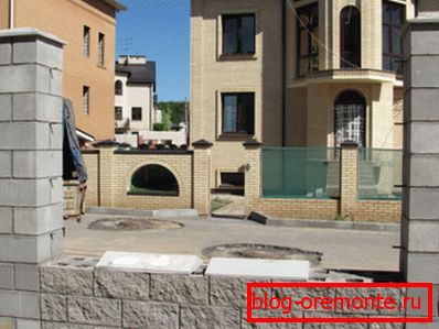 Betonski blokovi za ogradu tijekom instalacije Betonski blokovi za ogradu tijekom instalacije