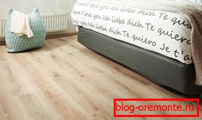 Beži laminat dobro se kombinira sa sivim namještajem