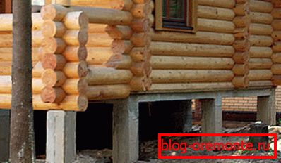 Kuća za spavanje na temeljima svjetlosnog stupca. Kuća za spavanje na temeljima svjetlosnog stupca.
