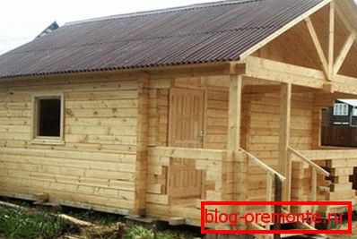 Bar-shaped kuće mogu se instalirati na pilote, a izgradnja blokova zahtijevaju čvrstu bazu ili prisutnost roštilja Bar-shaped kuće mogu se instalirati na pilote, a izgradnja blokova zahtijevaju čvrstu bazu ili prisutnost roštilja