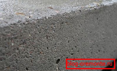 Što više pore u monolitu, to je niža njezina tlačna čvrstoća. Što više pore u monolitu, to je niža njezina tlačna čvrstoća.