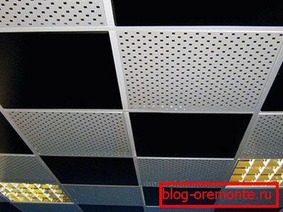 Perforirani crno-bijeli strop Perforirani crno-bijeli strop