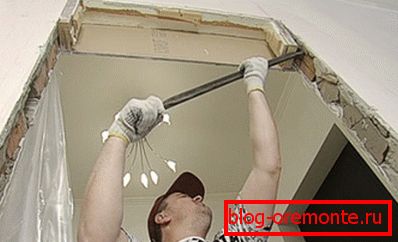Rasklapanje stare kutije s otvora Rasklapanje stare kutije s otvora