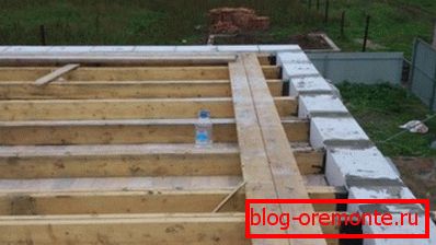 Drvene grede na kojima će biti položen podni pod Drvene grede na kojima će biti položen podni pod