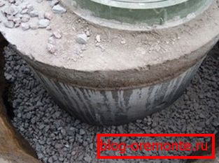 Promjer prstenova može biti mnogo manji od veličine jame. Glavno je osigurati pristup vodi na apsorpcijskoj površini tla. Promjer prstenova može biti mnogo manji od veličine jame. Glavno je osigurati pristup vodi na apsorpcijskoj površini tla.