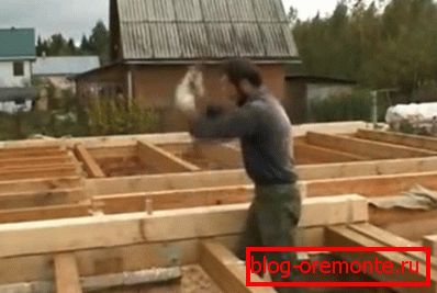 Kako bi pričvrstili drvo između njih, u njih se provlače klinovi. Kako bi pričvrstili drvo između njih, u njih se provlače klinovi.