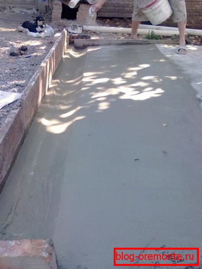 Da bi se povećala otpornost na vodu, beton se može glačati sa suhim cementom. Da bi se povećala otpornost na vodu, beton se može glačati sa suhim cementom.