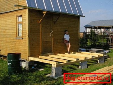 Kuća s terasom i trupci od drva od 100 mm. Kuća s terasom i trupci od drva od 100 mm.