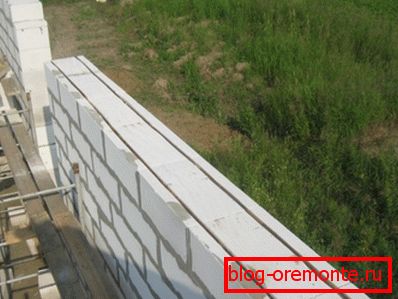 Dvije uzice uzdužnog armature postavljene na udaljenosti od 60 mm od rubova bloka. Dvije uzice uzdužnog armature postavljene na udaljenosti od 60 mm od rubova bloka.