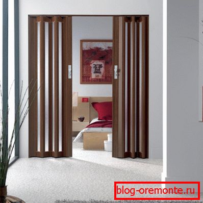 Vrata-harmonika u unutrašnjosti kuće Vrata-harmonika u unutrašnjosti kuće