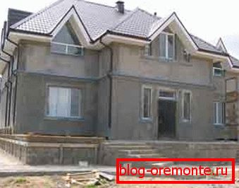 Dvoetažna stambena zgrada opilkobetonnyh blokova Dvoetažna stambena zgrada opilkobetonnyh blokova