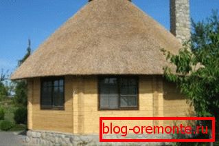 Eco-friendly country house ugodan i lijep izgled i slamnati krov. Eco-friendly country house ugodan i lijep izgled i slamnati krov.