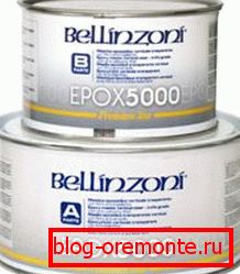 Epoksi ljepilo se obično prodaje u metalnim kontejnerima. Epoksi ljepilo se obično prodaje u metalnim kontejnerima.