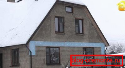 Fotografija dvoetažne kuće iz opilkobetona zimi Fotografija dvoetažne kuće iz opilkobetona zimi