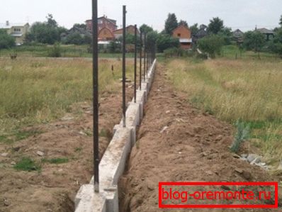 Fotografija temelja izlivena ispod betonske ograde Fotografija temelja izlivena ispod betonske ograde