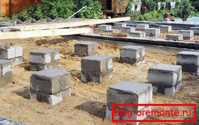 Fotografija podruma spremne podloge od cementnih blokova Fotografija podruma spremne podloge od cementnih blokova