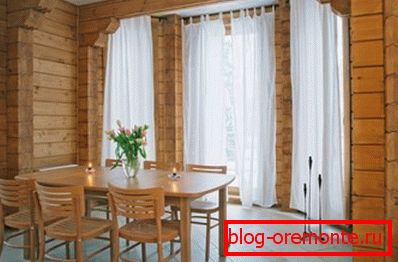 Fotografije lijepe unutrašnjosti kuće lijevanog drveta bez uređenja interijera. Fotografije lijepe unutrašnjosti kuće lijevanog drveta bez uređenja interijera.