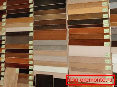 Fotografija prozora trgovina s različitim uzorcima laminatnih podova Fotografija prozora trgovina s različitim uzorcima laminatnih podova