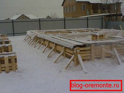 Fotografija skrutog betona u temelji nakon lijevanja Fotografija skrutog betona u temelji nakon lijevanja