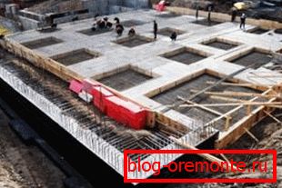 Temelj na gradilištu stubišta mora biti monolitan. Temelj na gradilištu stubišta mora biti monolitan.