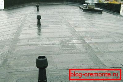 Spremni krovni pokrov s krovnim materijalom