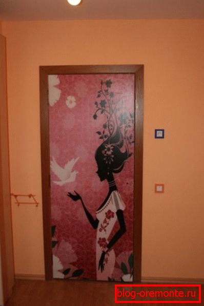 Crtež je izrađen pomoću matrica, uz nametanje slike u nekoliko faza kako nadograditi unutarnja vrata