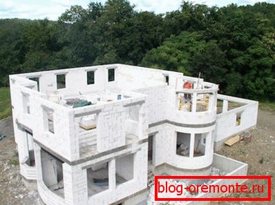 Amaterska fotografija konstrukcije vikendice s primjenom aestetskih betonskih blokova kao glavnog materijala Amaterska fotografija konstrukcije vikendice s primjenom aestetskih betonskih blokova kao glavnog materijala