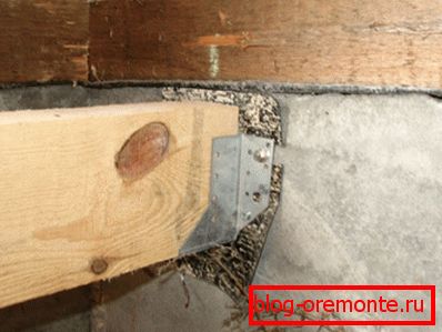 Amaterska fotografija koja prikazuje načelo pričvršćivanja materijala na betonski zid pomoću posebnog spojnog elementa Amaterska fotografija koja prikazuje načelo pričvršćivanja materijala na betonski zid pomoću posebnog spojnog elementa