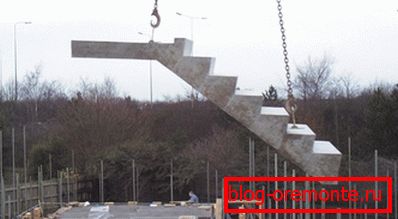 Marsh podiže petlje za montažu dizalice. Marsh podiže petlje za montažu dizalice.