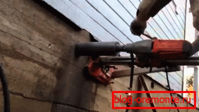 Majstor buši rupu u betonu Majstor buši rupu u betonu