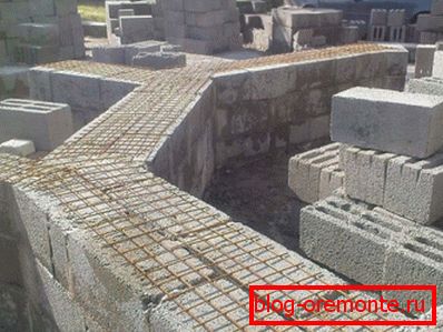 U foto armiranoj armaturama od gline U foto armiranoj armaturama od gline