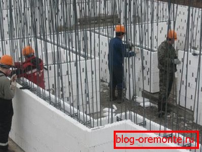 Na fotografiji - okvir armiranog betonskog zida s trajnim oplatama. Na fotografiji - okvir armiranog betonskog zida s trajnim oplatama.
