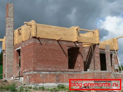 Na fotografiji - kombinirana kuća u izgradnji. Na fotografiji - kombinirana kuća u izgradnji.