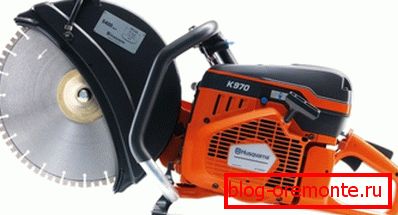 Na foto - kompaktnom benzinskom rezaču Na foto - kompaktnom benzinskom rezaču
