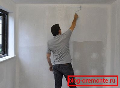 Na fotografiji - nanošenje premaza na zidovima gipsanih ploča Na fotografiji - nanošenje premaza na zidovima gipsanih ploča