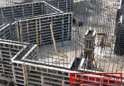 U foto pripremi za monolitno betoniranje zidova. U foto pripremi za monolitno betoniranje zidova.