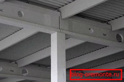 Na fotografiji - nosači se temelje na gredama i izvode pomoćnu funkciju pri postavljanju podova i krovova Na fotografiji - nosači se temelje na gredama i izvode pomoćnu funkciju pri postavljanju podova i krovova