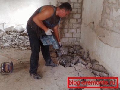 U fotografiji - samostalno uklanjanje poda od betona U fotografiji - samostalno uklanjanje poda od betona