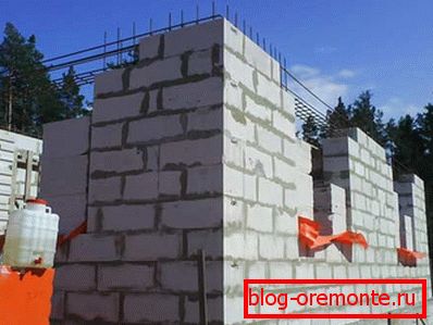 Na fotografiji - izgradnja nosivih zidova na betonskom temelju Na fotografiji - izgradnja nosivih zidova na betonskom temelju