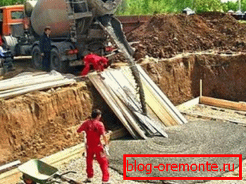 U samoljepljivom betonu izlijevanja u oplatu U samoljepljivom betonu izlijevanja u oplatu
